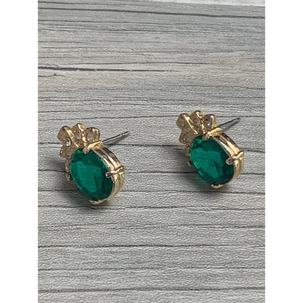 Vintage Gold Tone Emerald Green Oval Glass Rhinestone Crown Stud Earrings